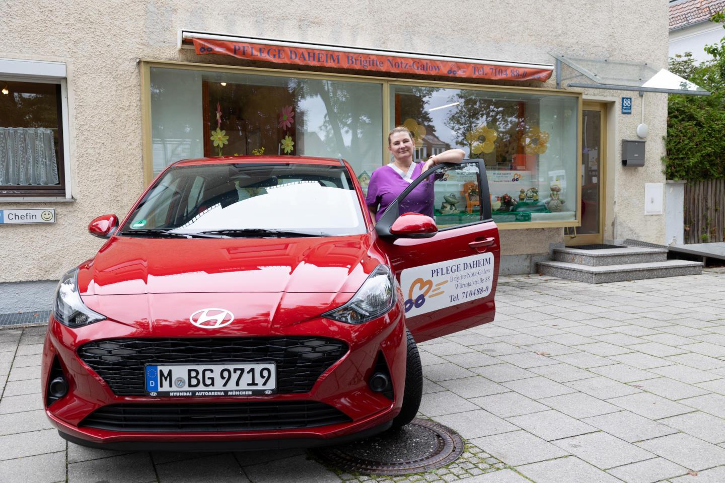 Mitarbeiterin Silvija mit einem unserer Autos