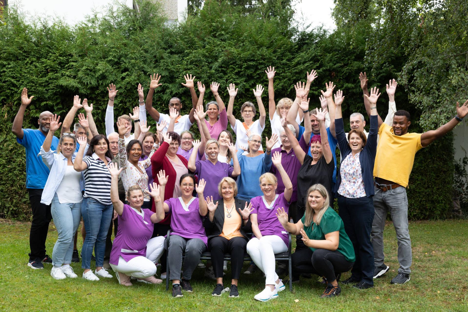 Das Team von PFLEGE DAHEIM winkt dem Besucher
